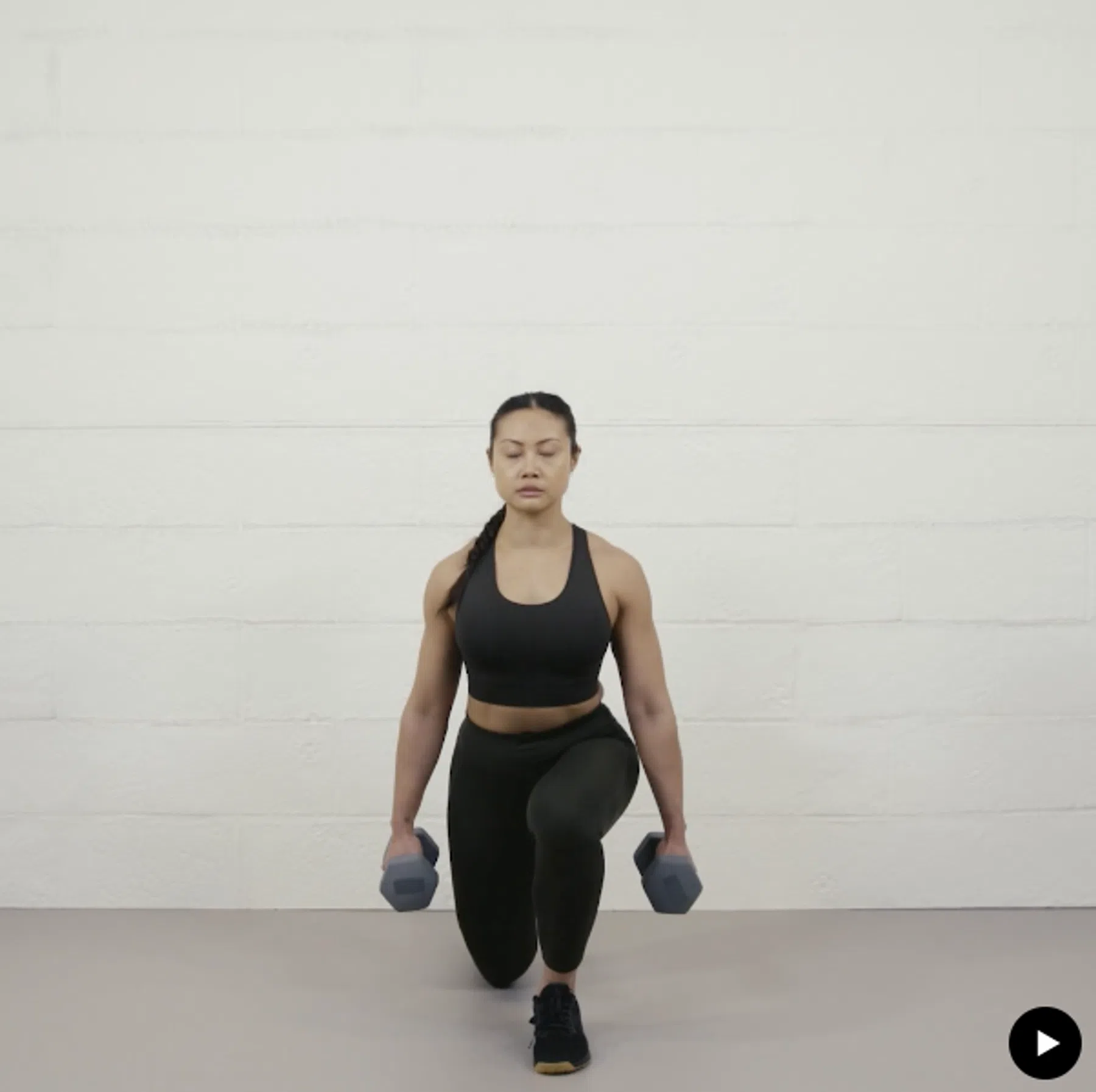 woman training lunges